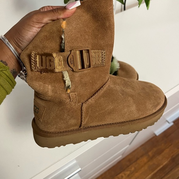 UGGS - Picture 2 of 4